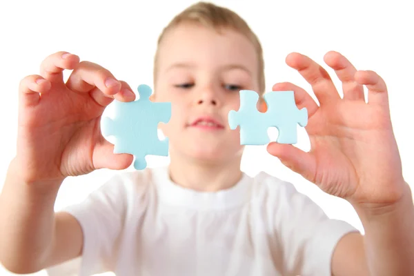 Ребенок с головоломкой — стоковое фото