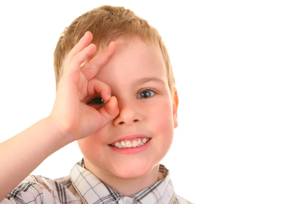 Oglądaj chłopiec poprzez gest ok — Zdjęcie stockowe