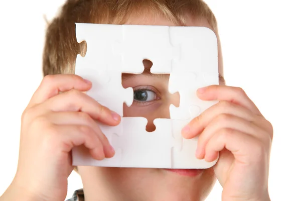 Junge mit Loch-Puzzle — Stockfoto