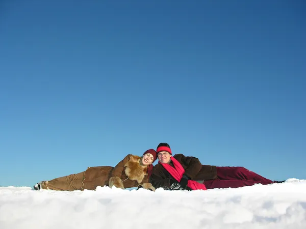 雪に横たわって、カップル — ストック写真