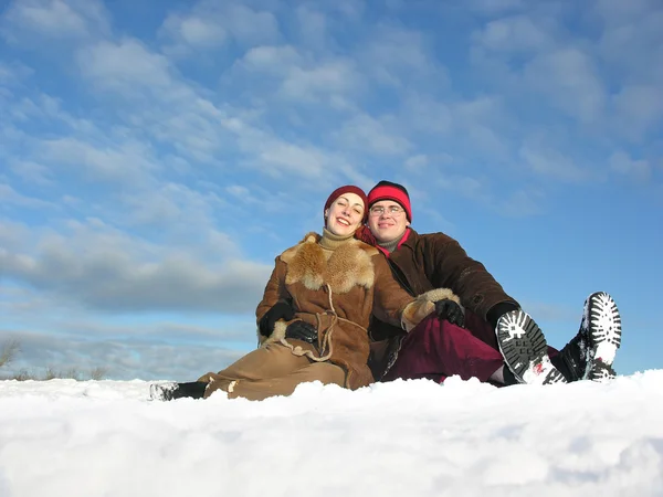 Couple sit on snow — Stock Photo, Image