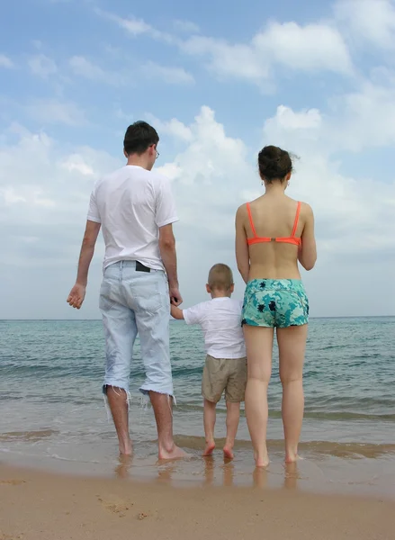 Indietro famiglia di tre persone. spiaggia . — Foto Stock