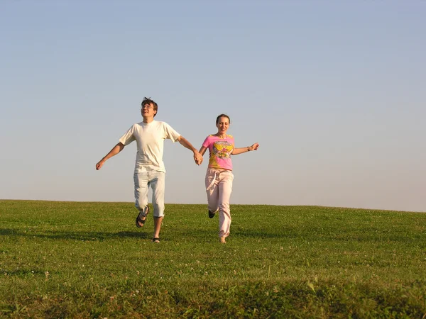 Couple en marche sur herbe — Photo