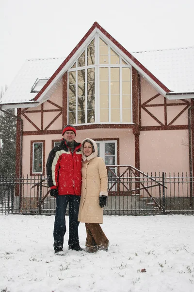 Пара і зимовий будинок — стокове фото