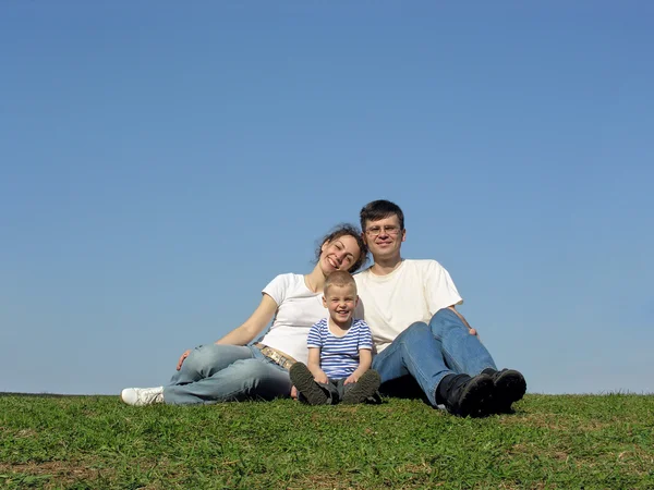 息子との家族。草原. — Stockfoto
