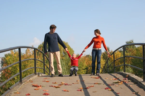 Οικογένεια με αγόρι στη γέφυρα — Φωτογραφία Αρχείου