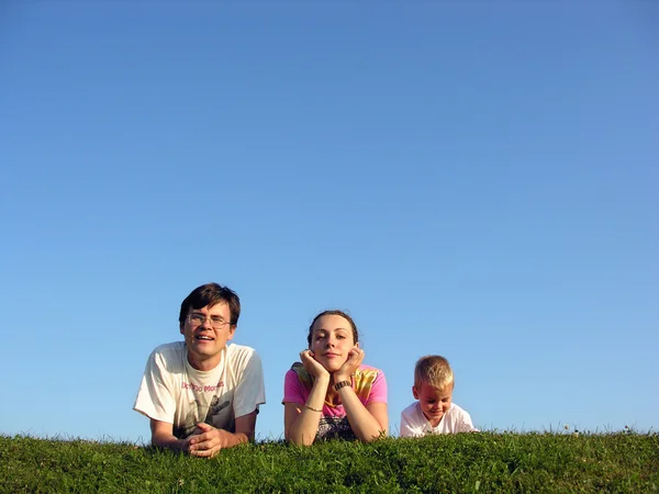 Família em erva abaixo do céu 2 — Fotografia de Stock