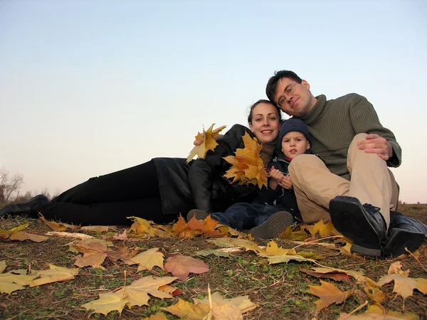 Sonbahar yaprakları ile aile — Stok fotoğraf