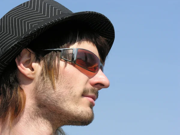 Chlapec s kloboukem a sluneční brýle — Stock fotografie