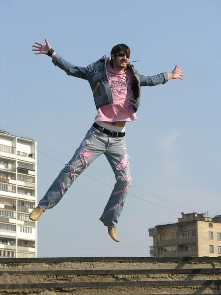 Salto hombre en la ciudad —  Fotos de Stock