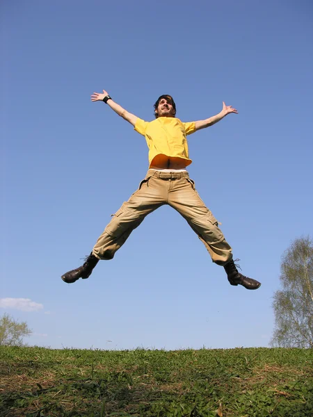Salto chico en prado —  Fotos de Stock