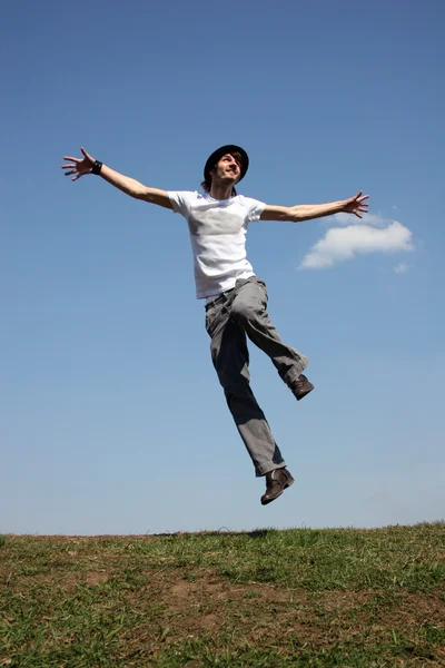 Saltar menino no meadoww — Fotografia de Stock
