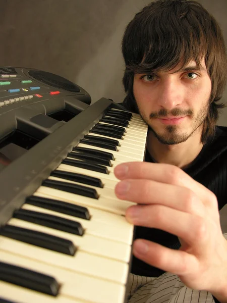 Beardman met piano — Stockfoto