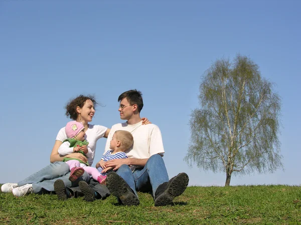 Familj med två barn. våren — Stockfoto