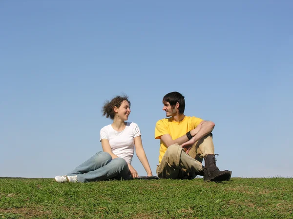 Talking sitting couple. meadow — Stock Photo, Image