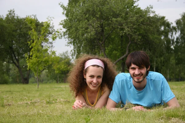 Par på gräs — Stockfoto
