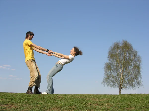 Couple avec les mains sur l'herbe — Photo