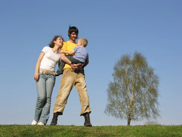 Rodinné stojan se synem. jaro — Stock fotografie