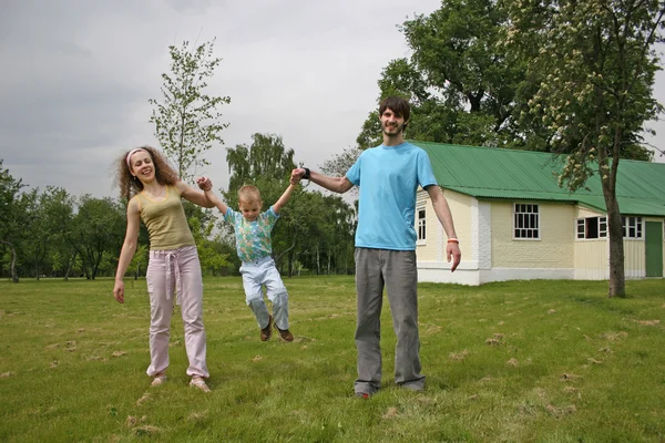 Familj i gården — Stockfoto