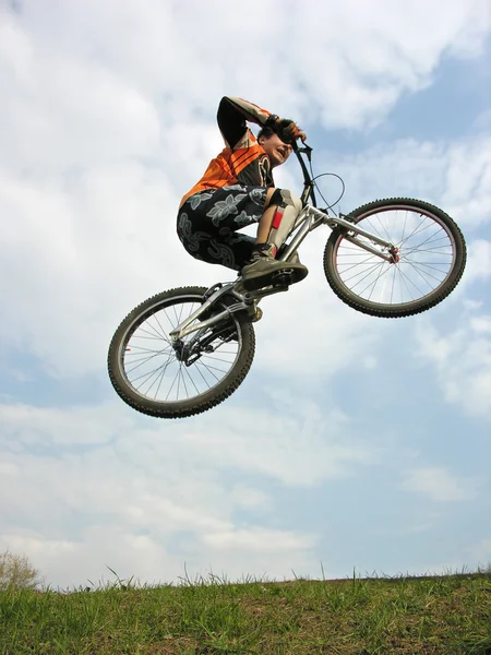 Mountain Biker in volo — Foto Stock