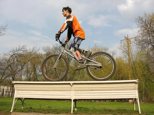 Biker på bänk 2 — Stockfoto