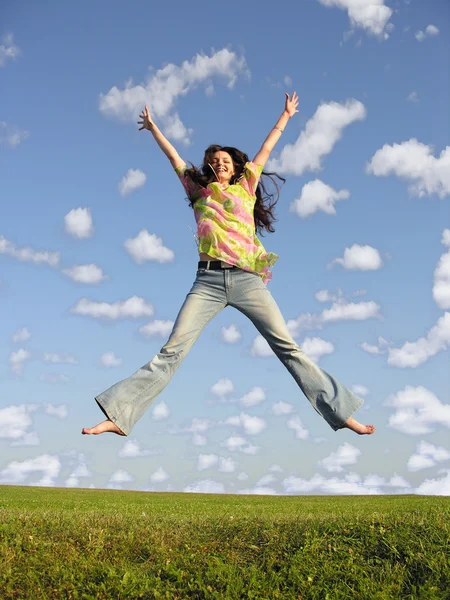 Meisje met haar springen op sky 2 — Stockfoto