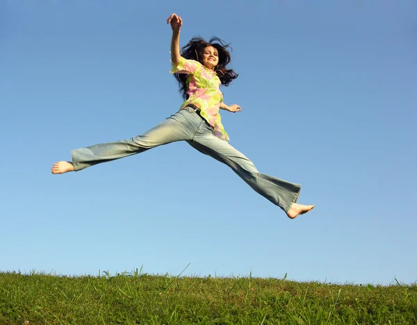Прыгающая девушка с волосами на небе — стоковое фото
