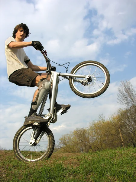 Mountain Biker na parte de trás weel — Fotografia de Stock