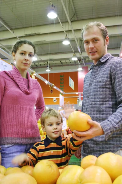Família e laranja — Fotografia de Stock