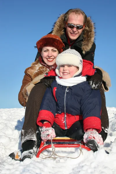 Зимняя семья с санями 2 — стоковое фото
