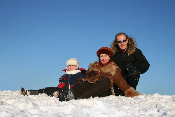 Invierno familia sentarse en la nieve 3 — Foto de Stock