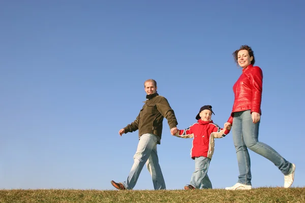 Walking familj med sonen — Stockfoto