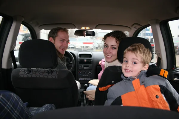 Familia en coche —  Fotos de Stock