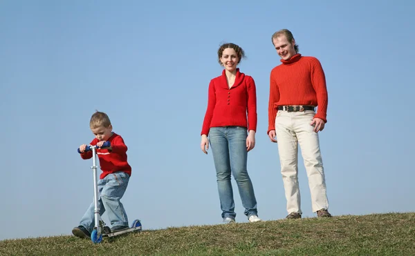 Rodina s chlapcem s koloběžkou — Stock fotografie
