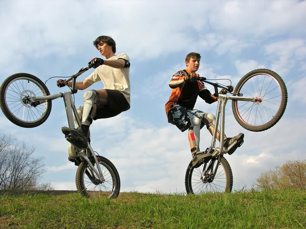Dois Mountain Bikers em segunda weels — Fotografia de Stock