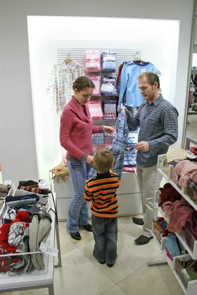 Genitori con bambino in negozio — Foto Stock