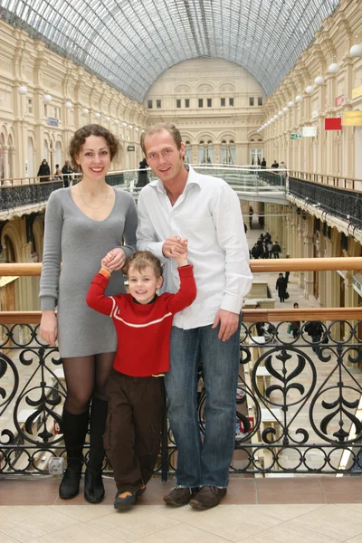 Familj med barn i butik — Stockfoto