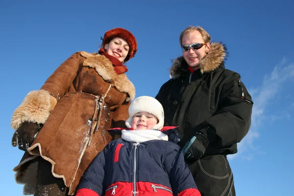Vintern pojke med föräldrar — Stockfoto