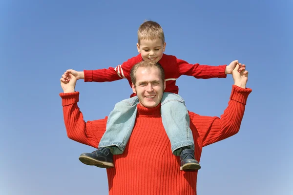 Padre con hijo en hombros —  Fotos de Stock