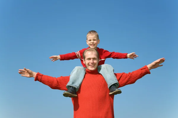 Baba ile oğul omuzlarında 2 — Stok fotoğraf