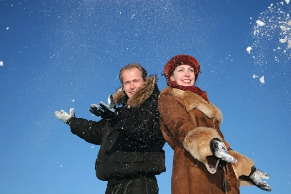 Invierno pareja tirar nieve — Foto de Stock