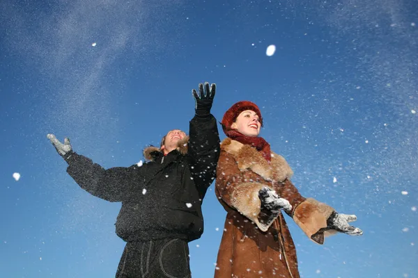 Winter couple throw snow 2 — Stock Photo, Image