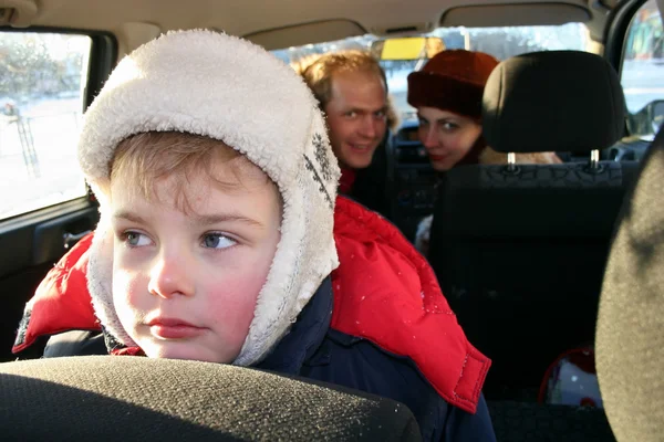 Triste garçon en hiver voiture de famille — Photo