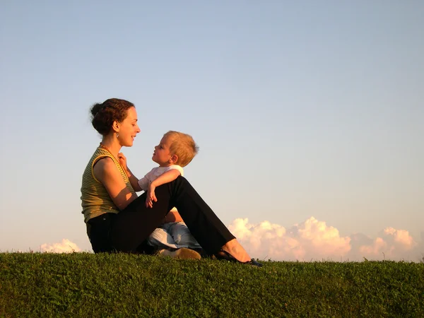 Mother with son on sundown — Stock Photo, Image