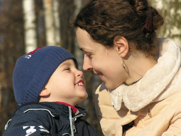 Matka z synem twarze. listopada — Zdjęcie stockowe