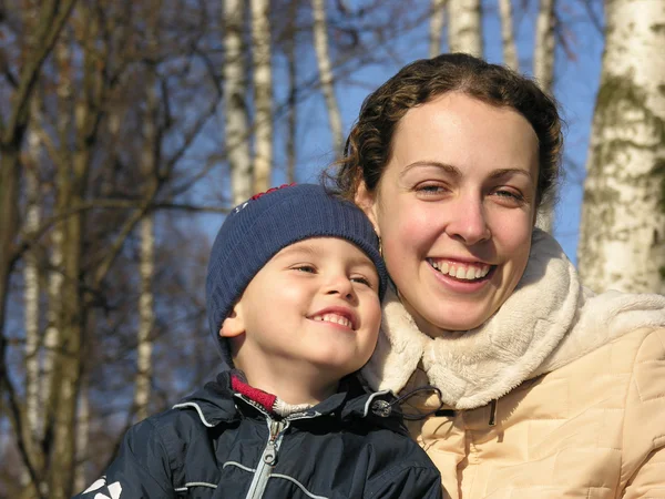 Madre con figlio sugli alberi cielo blu — Foto Stock