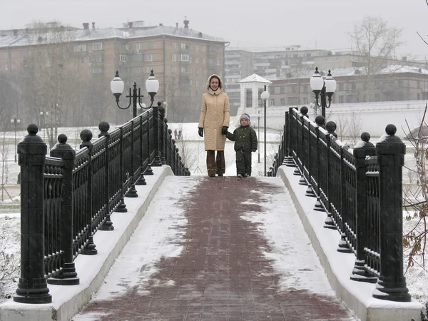Moeder met zoon op winter brug — Stockfoto