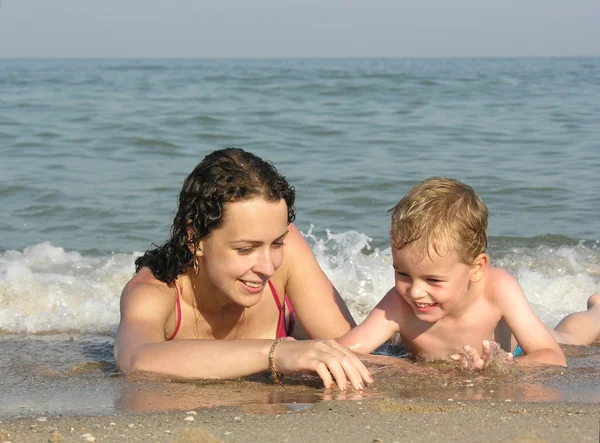 Mor med barn på stranden — Stockfoto