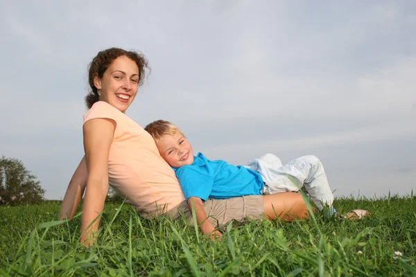 Mutter mit Junge auf Wiese — Stockfoto