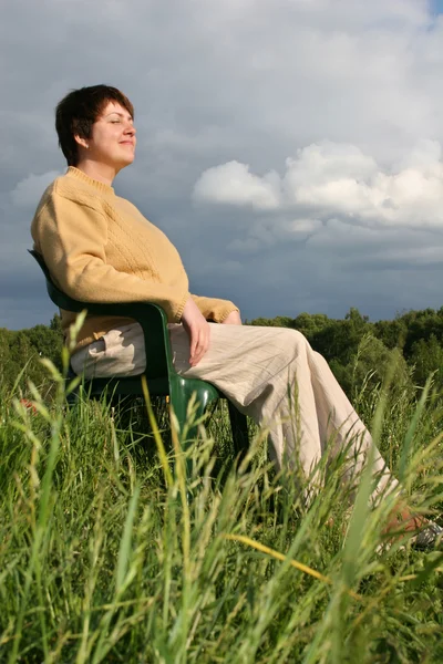 在草地上休息的女人 — 图库照片